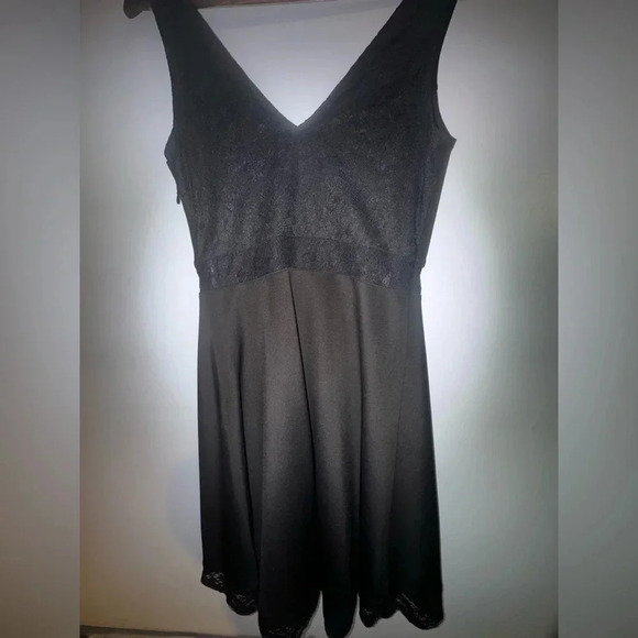 Women’s‎ Guess Little Black Dress with Lace details size 8 - Picture 2 of 5